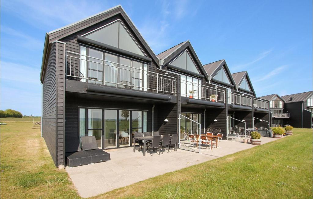 4 Bedroom Nice Apartment In Samsø