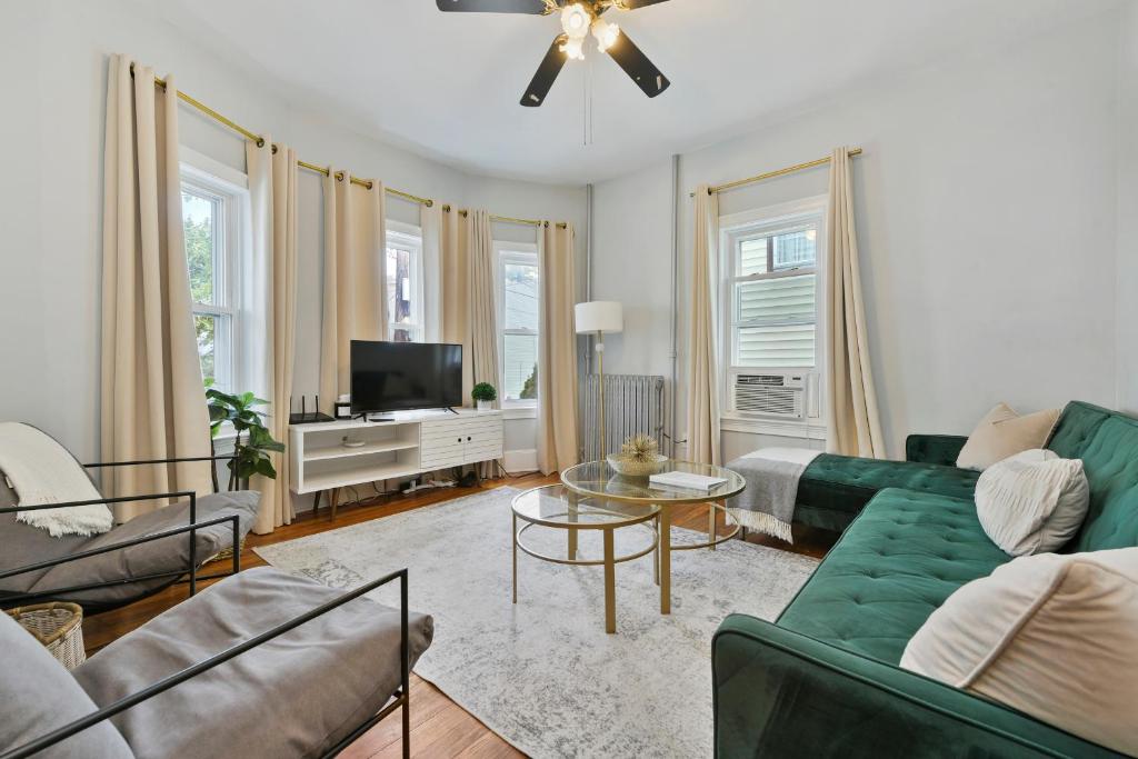 The Maverick - Luxurious Apartment - Free Parking - 2 Miles From Boston Logan Airport