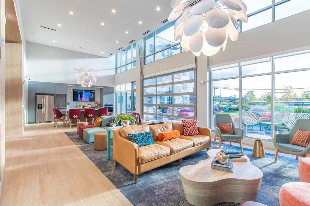 Downtown Luxury Oasis: King Bed, Gym, Parking